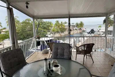 Image de Cozy 3/2 in Upper Keys. Bring your boat and relax in this canal front home.