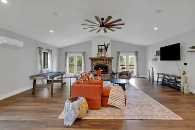 Image de Pool Table, Fireplace, Patio, Office