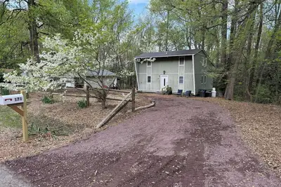 Image de Enjoy the beach & the woods while you relax & unwind at Wandering Woods Bungalow