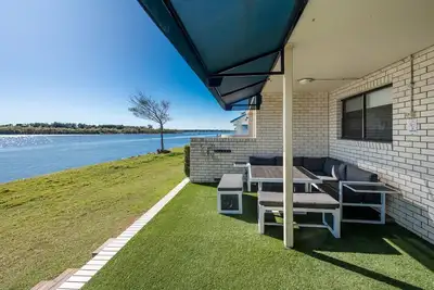 Image de Peninsula Court 5, Watch the dolphins frolic