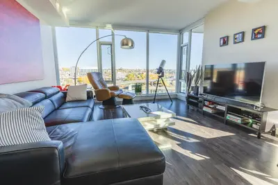 Image de Luxury 2-bedroom condo nestled in the vibrant heart of Calgary's East Village.