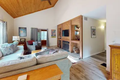 Image de The Maple Leaf - Three-bedroom with indoor hot tub ski house, sleeps 8