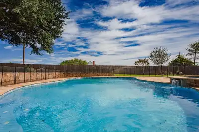 Image de New! Moonlight Manor- Pool & Hot Tub- Just minutes from Downtown Waco