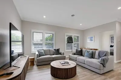 Image de Paradise on Prince - Sleek & Stylish, Pets Allowed