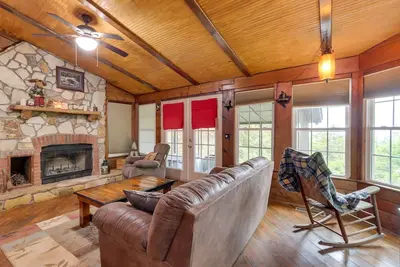 Image de Mountaintop Ellijay Cabin w/ Private Hot Tub