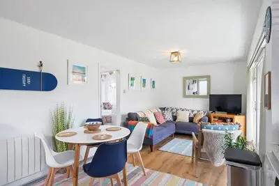 Image de Colourful Apartment minutes from Porth Beach