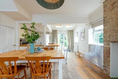 Image de Peaceful Oasis 3-Bed Home Amidst Lush Gardens