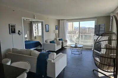 Image de 2 Bedroom Condo, Close to River, Hospitals, University, Shopping- Free Parking