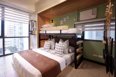 Image de Relax to a family size condo with fun games, popcorn and cinematic movie.