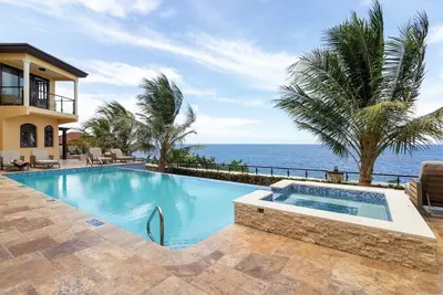 Image de Breathtaking Oceanfront Luxe Villa in Tower Isle, Jacuzzi, Pool, Fully Staffed