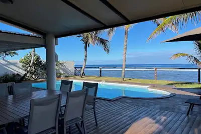 Image de Villa avec piscine, pieds dans l'eau, vue mer