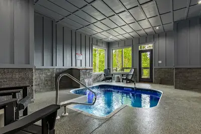Image de Modern Cabin w. Private Indoor Pool, Enclosed Decks + Hot Tub