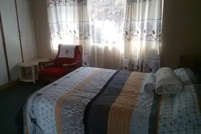 Neat guest suite with office corner - 2101