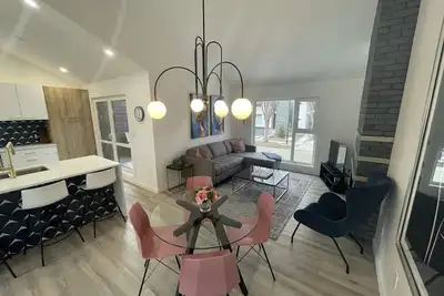 Image de Location! New, Modern Townhouse Steps from 124 Street!