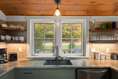 Image de Charming Sugarbush Farmhouse Condo with Hot Tub Oasis