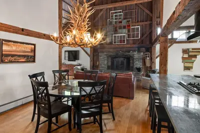 Image de Relax and Recharge: Farmhouse Condo with Hot Tub in Sugarbush Paradise