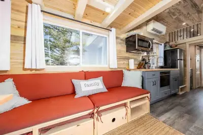 Image de Luxury Tiny Home/Base Camp to Ouray, Telluride/3 Queen beds/Washer & Dryer/Smart Tv/Hot Tub Access/Patio w/Mountain Views/ Fire Pit/11 mi to Airport