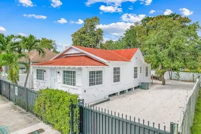 Image de MiMo Bungalow Hot Tub/Modern/Artsy/Private Parking\n