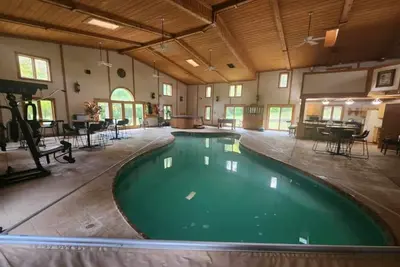 Image de Cozy lodge with indoor pool, hot tub, loft and more! Great for a close getaway!