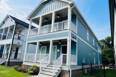 Image de Luxury 4b/4. 5b Home, Ev Charger, deck by Mcg #3