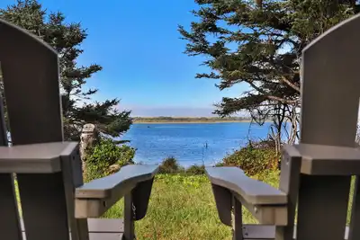 Beachside & Lakefront Hideaway- Captivating Views