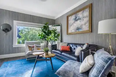 Image de Renovated Victorian : King Beds, Ac, 95 Walk Score in Best Area.