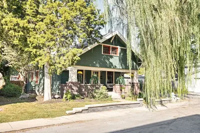 Image de Classic & cozy bungalow; walkable to dozens of food, drink, & nightlife options