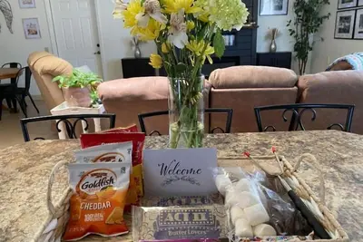 Image de Cozy house, 3 miles from Safb! Pet friendly with an outdoor seating area.