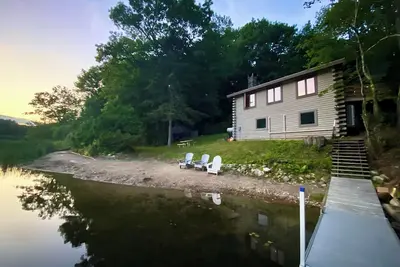 Image de Lakefront cabin with dock, hot tub, fire pit! !