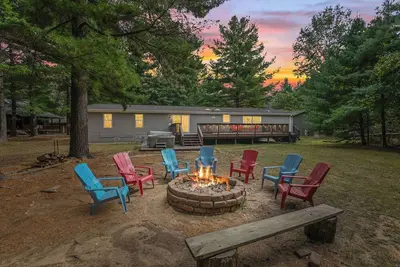 Image de Lakefront Beauty with Hot Tub and Dock