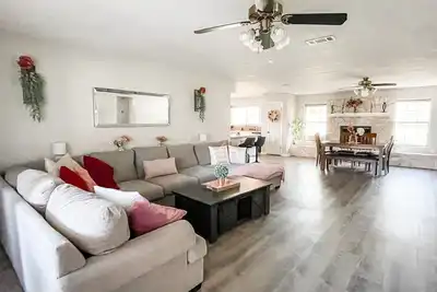 Image de Chic Large Austin Home For Families & Groups - sleeps 9+ Game Room and on 1 acre