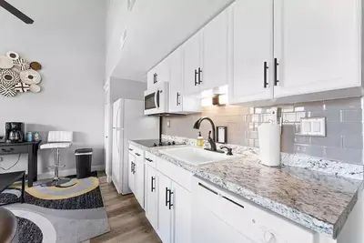 Image de Come to the lake and fish and play! Stay in our Bright Branson 2/2 Condo!