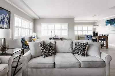 Image de Attend Uk Sports From a Downtown Condo With a Heated Pool