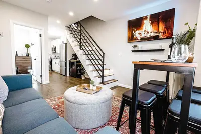 Image de The City of Dreams- 2br + Loft Br/ 1Bath -Free Parking