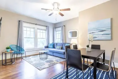 Image de 2br Old Montrose Mansion! Downtown, Medical Center