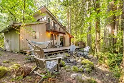 Image de Vintage Creekside Cabin, trails, WiFi, wood-stove, 20 min drive to skiing