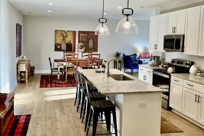 Image de Ideal Forest Va location near Liberty University. Comfy, safe and modern.