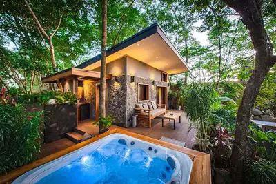 Image de 4x4 Only // Luxury Jungle Experience in a TinyHouse + Jacuzzi