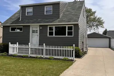 Image de Newly Remodeled Suburban Cleveland Cape With Game Room!