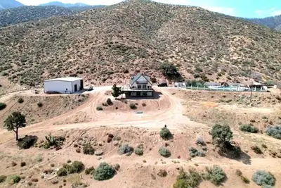 Image de A slice of paradise nestled on 32 acres of pristine desert in Lucerne Valley.