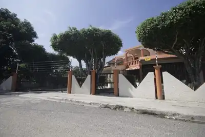 Image de Luxury 5 Bedroom House 10 Mins From Airport