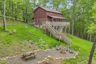 Image de Adventure Cabin! Fire Pit, State Park, Fishing, Mtn Views, Hot Tub, WiFi