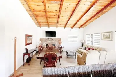 Image de Cozy Cabin by the Vinyards with Panoramic Views and Pool Access