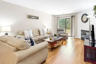 Image de Pointe Royale condo with pools, on-site golf, wood fireplace, washer/dryer, & Ac