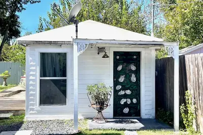 Image de Cute Studio Cottage with large deck. Walk to Historic Downtown Georgetown. Quiet Neighborhood.