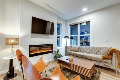 Neutral Living/6beds/4Bedroom+Bonus Room/Free Parking on Premises