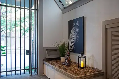 Image de ✨2br Stunning Montrose Space! ✨ A Foodie's Dream Loc ⭐️⭐️⭐️⭐️⭐️