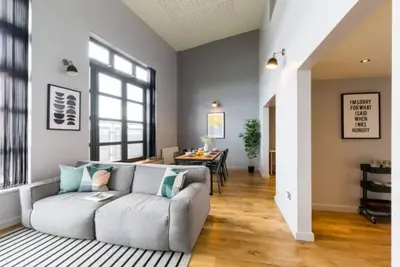 Loft Penthouse + gated parking + 300mbps Wi-Fi