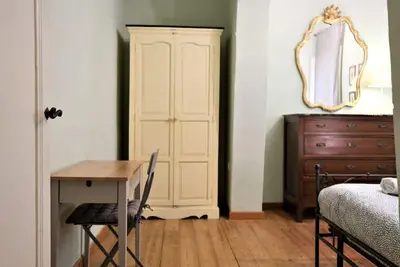 Image de Wine Apartments Florence Nebbiolo est situé à quelques pas de la gare Santa Maria Novella. L'entrée de l'appartement se fait au rez-de-chaussée, l'appartement est un sous-sol auquel on accède par 2 volées d'escaliers. Il dispose de deux grandes cha