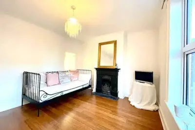 Image de 4 bed cottage (Contractors Welcome) Egham